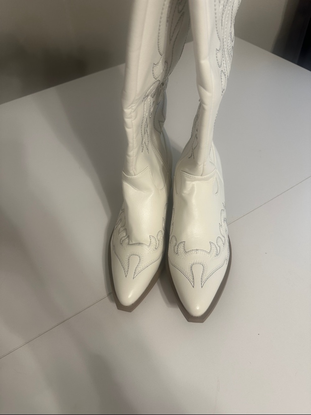 Women's White Western Cowboy Boots with Embroidered Detail - Picture 2 of 9